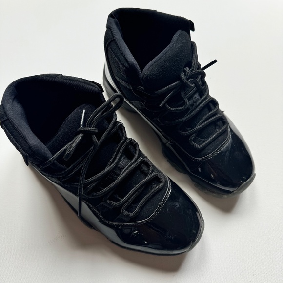 Jordan 11 Retro Cap and Gown All Black Sneakers Shoes Size 7Y - Picture 2 of 16